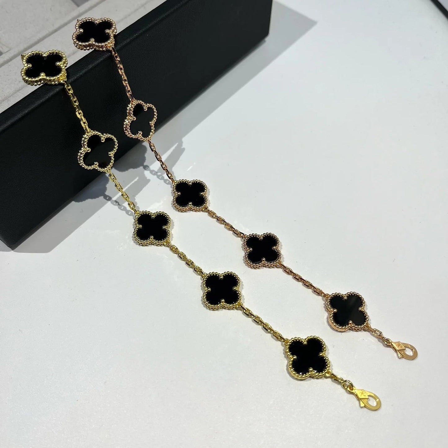 [Aetheris]LUCKY CLOVER 5-MOTIV-ARMBAND – BLACK ONYX KOLLEKTION