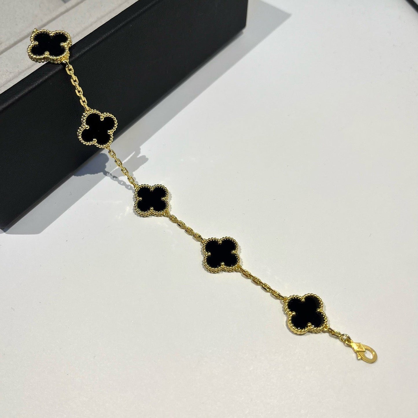 [Aetheris]LUCKY CLOVER 5-MOTIV-ARMBAND – BLACK ONYX KOLLEKTION
