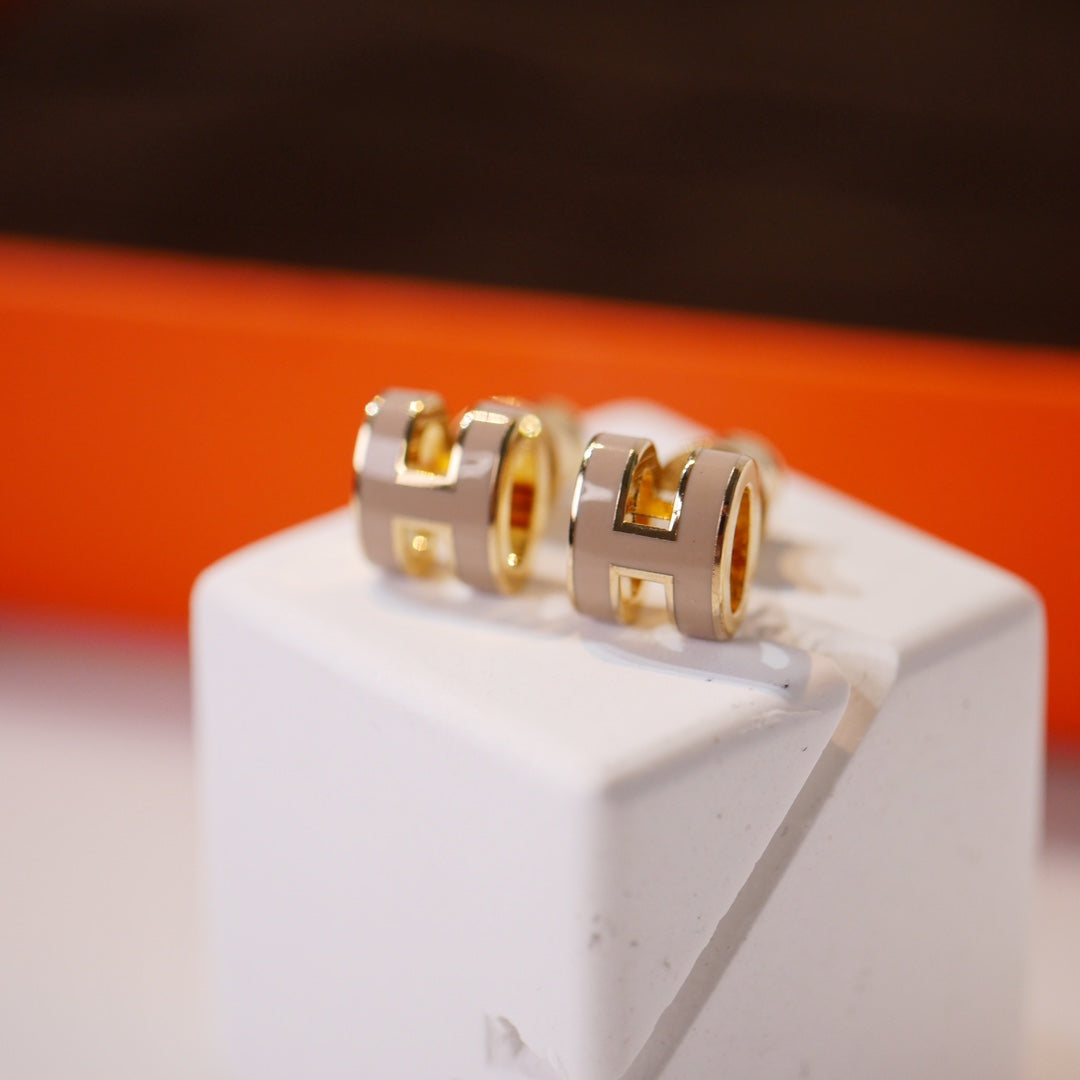 [Aetheris]MINI POP H GOLD EARRINGS GREY