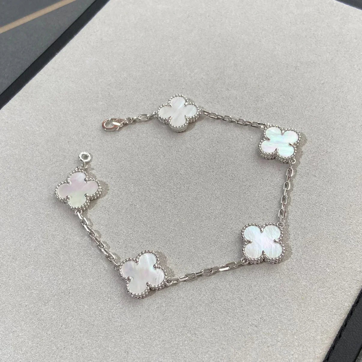 [Aetheris]LUCKY CLOVER 5-MOTIF BRACELET - WHITE MOTHER-OF-PEARL COLLECTION
