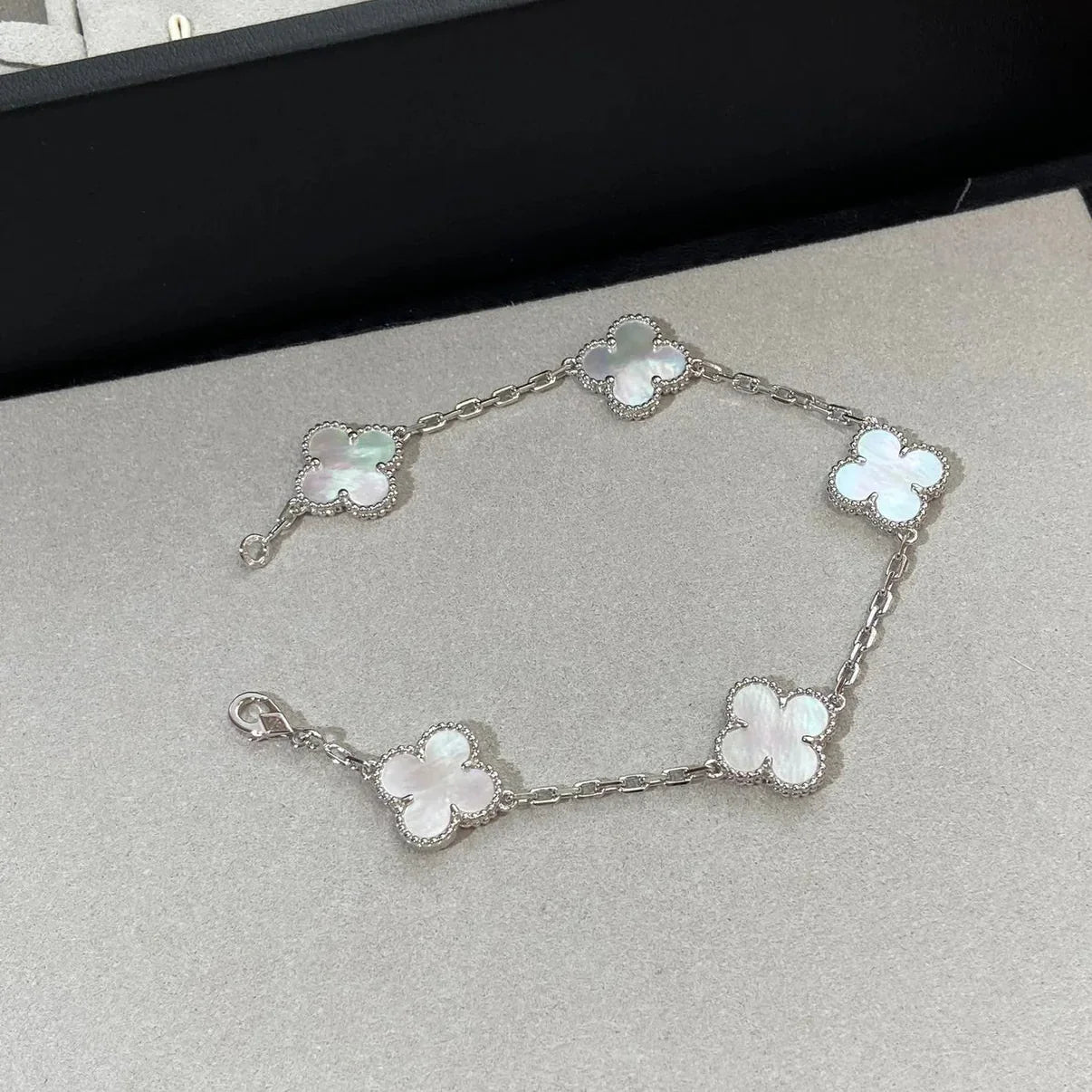 [Aetheris]LUCKY CLOVER 5-MOTIF BRACELET - WHITE MOTHER-OF-PEARL COLLECTION
