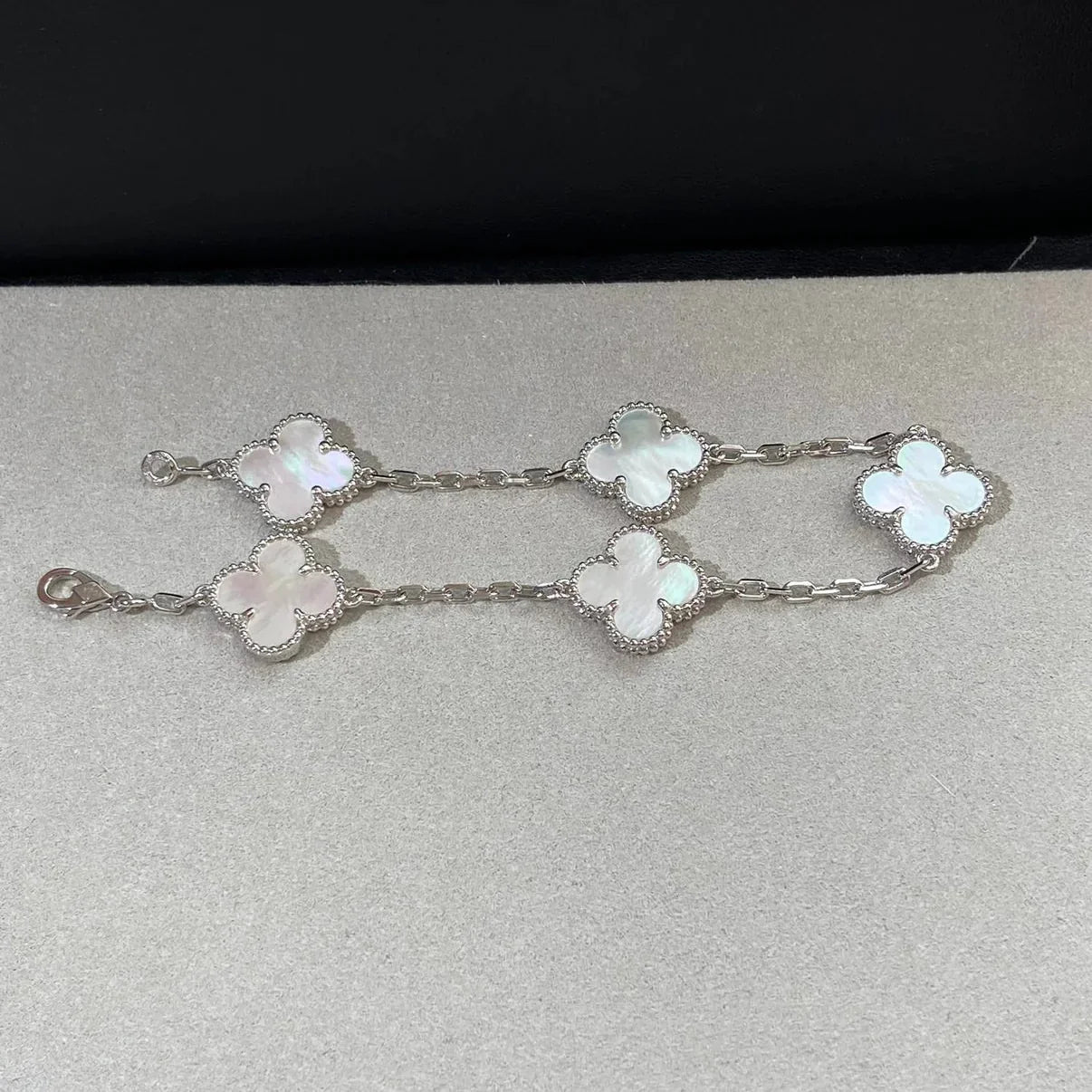 [Aetheris]LUCKY CLOVER 5-MOTIF BRACELET - WHITE MOTHER-OF-PEARL COLLECTION
