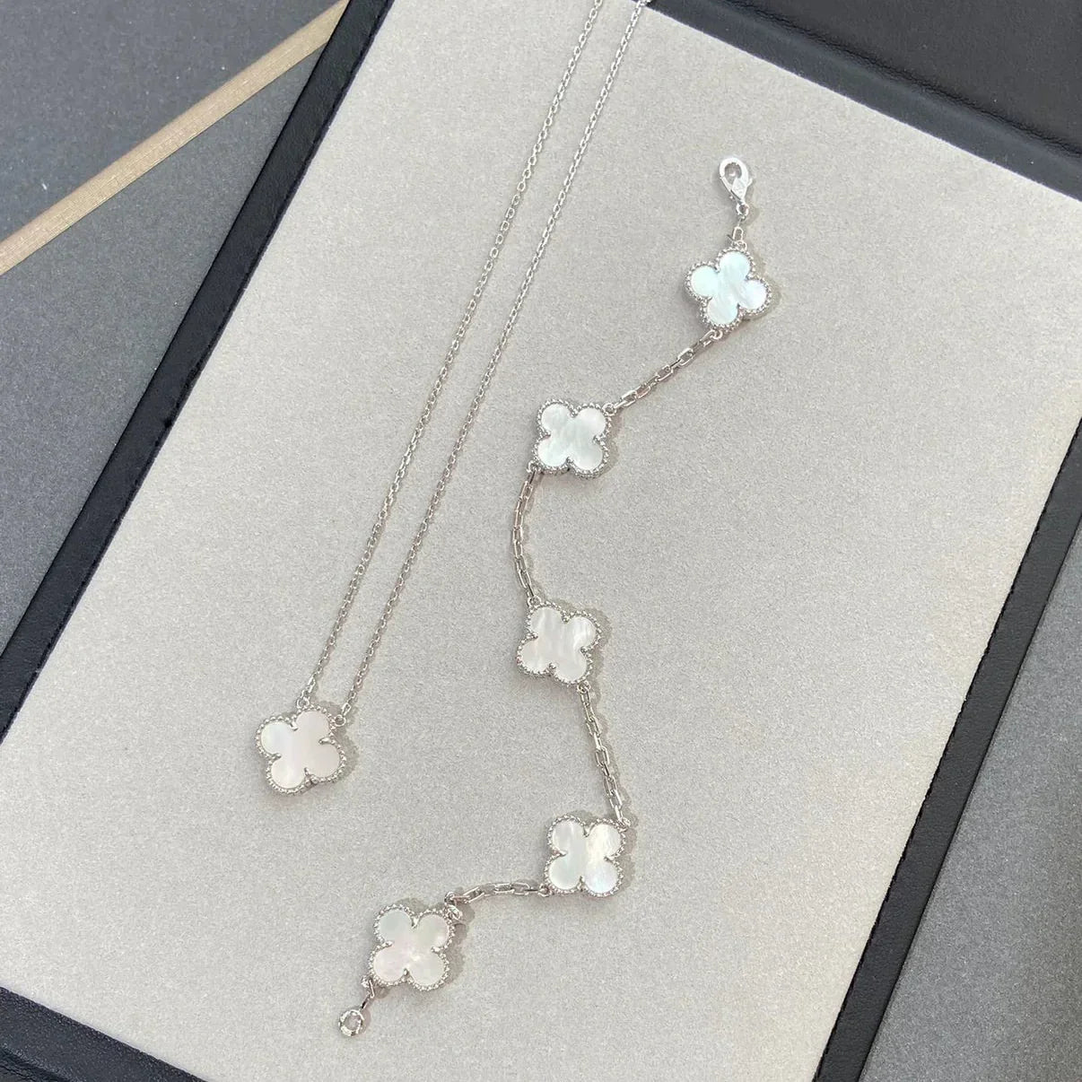 [Aetheris]LUCKY CLOVER 5-MOTIF BRACELET - WHITE MOTHER-OF-PEARL COLLECTION