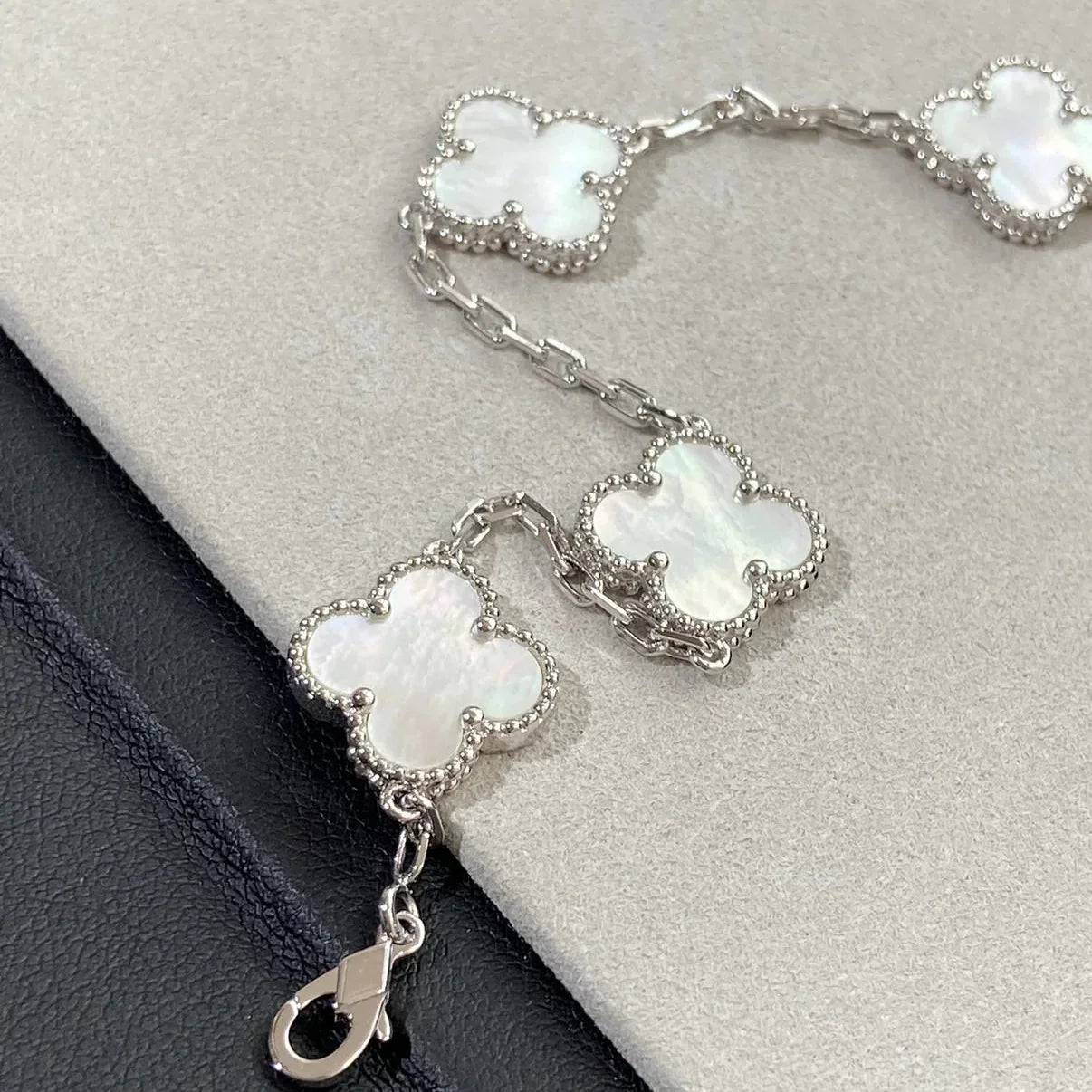 [Aetheris]LUCKY CLOVER 5-MOTIF BRACELET - WHITE MOTHER-OF-PEARL COLLECTION