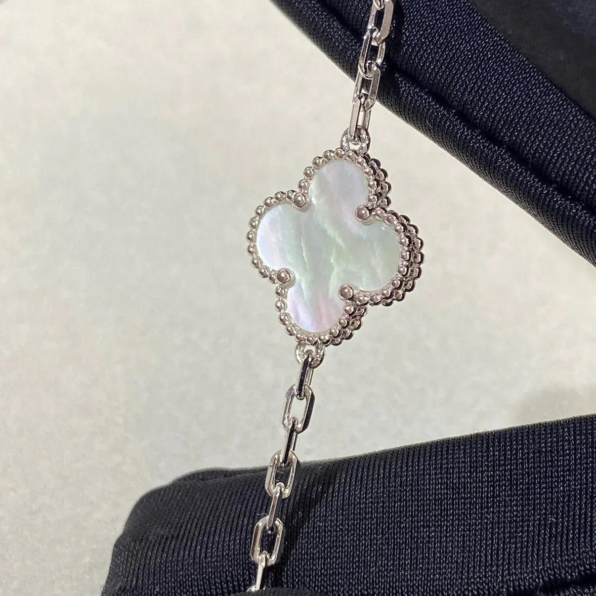 [Aetheris]LUCKY CLOVER 5-MOTIF BRACELET - WHITE MOTHER-OF-PEARL COLLECTION