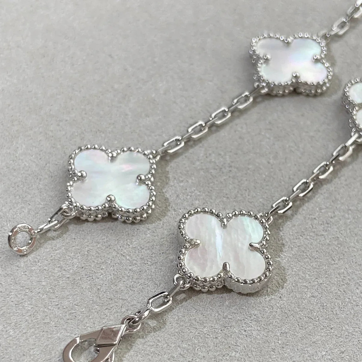 [Aetheris]LUCKY CLOVER 5-MOTIF BRACELET - WHITE MOTHER-OF-PEARL COLLECTION