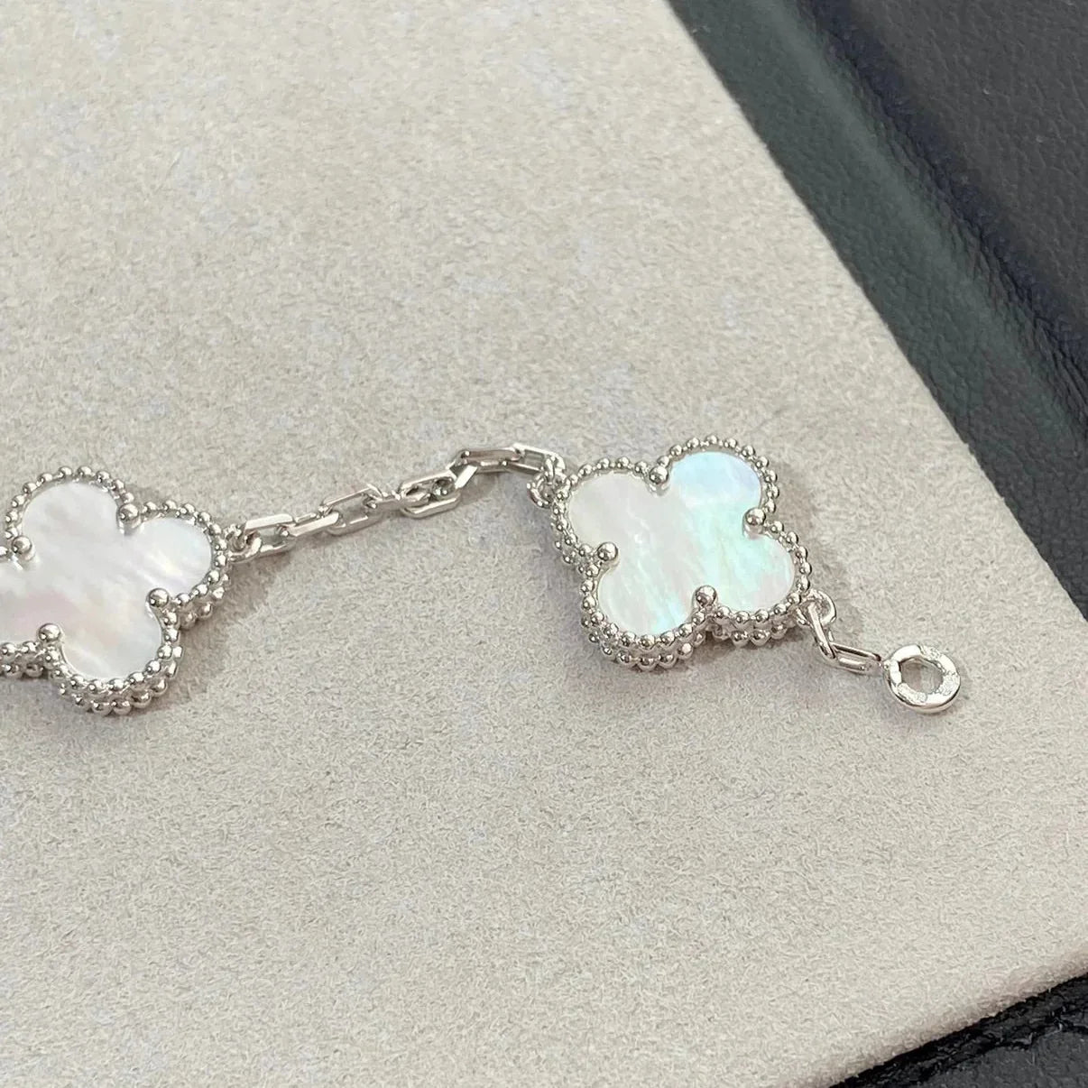 [Aetheris]LUCKY CLOVER 5-MOTIF BRACELET - WHITE MOTHER-OF-PEARL COLLECTION