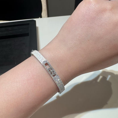 ```json
{
  "productName": "[Aetheris]MOVE NOA CISELÉ HALF-PAVÉ DIAMOND BANGLE BRACELET"
}
```