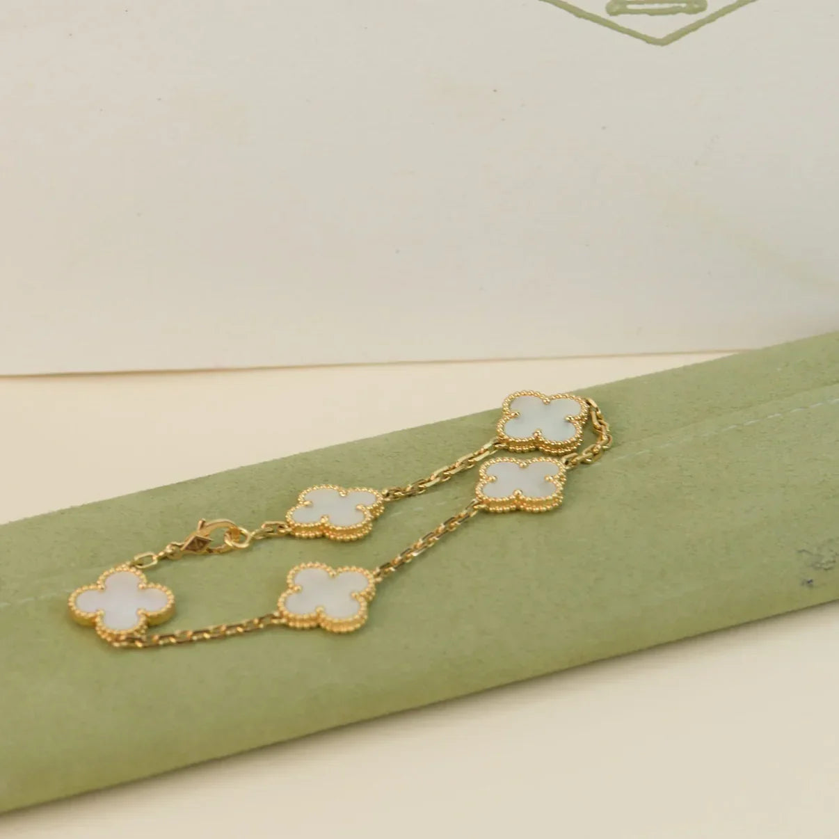 [Aetheris]LUCKY CLOVER 5-MOTIF BRACELET - WHITE MOTHER-OF-PEARL COLLECTION