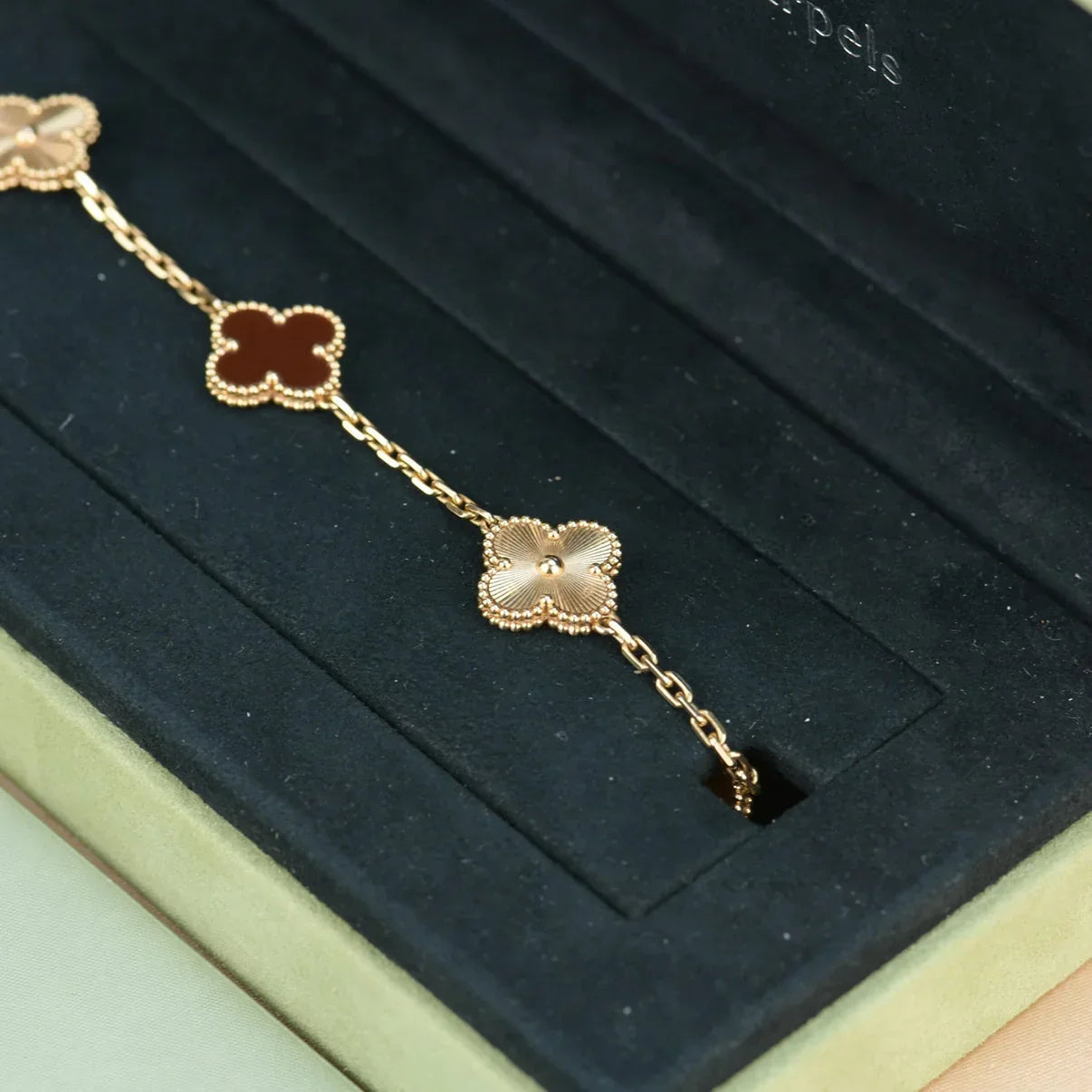 [Aetheris]LUCKY CLOVER 5-MOTIF ARMBAND – KOLLEKTION ROTER KARNEOL