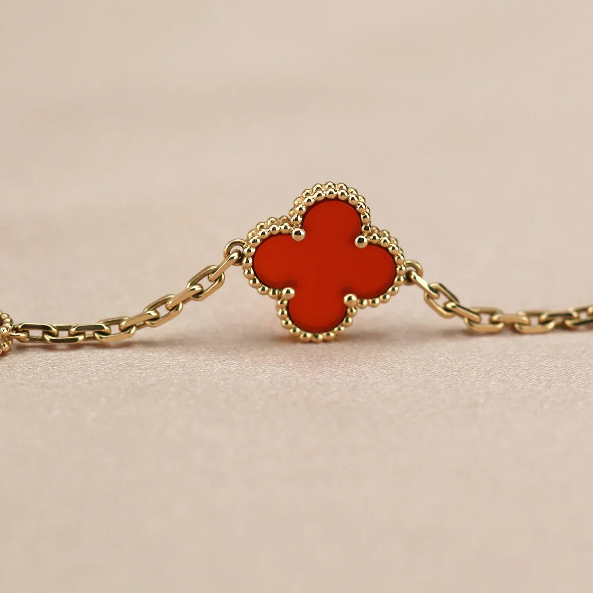 [Aetheris]LUCKY CLOVER 5-MOTIF ARMBAND – KOLLEKTION ROTER KARNEOL