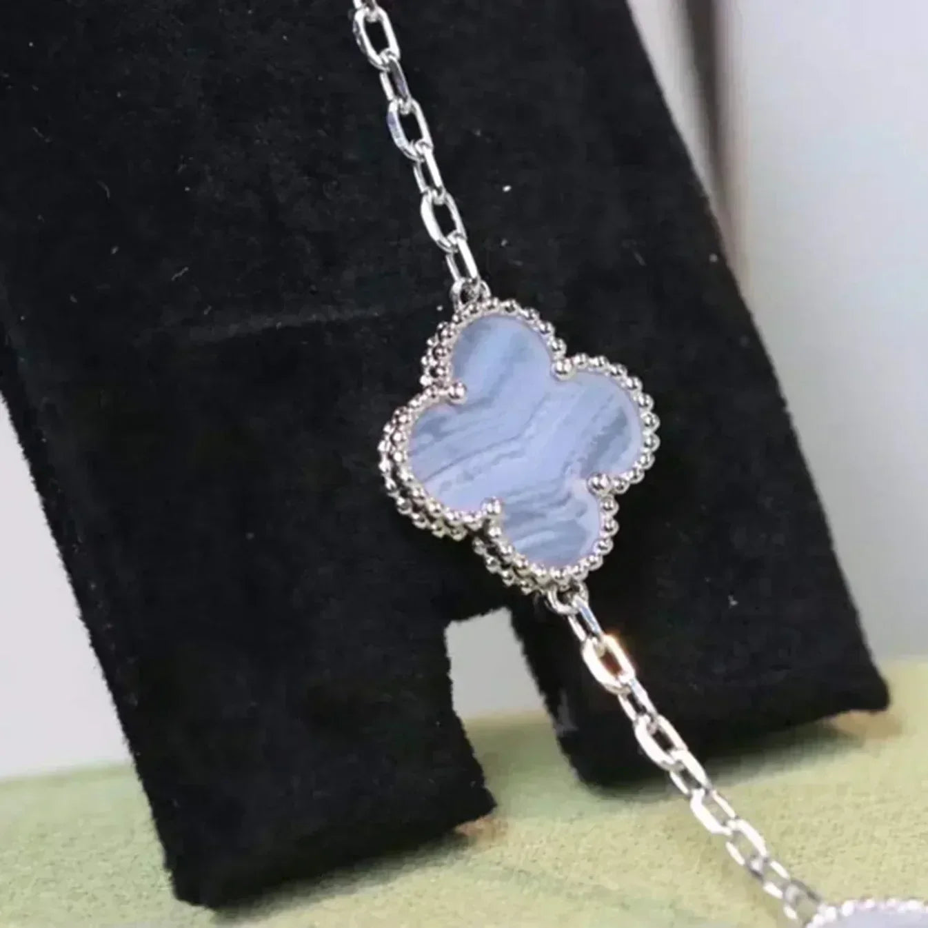 [Aetheris] LUCKY CLOVER 5-MOTIV-ARMREIF - PURPUR CHALCEDON KOLLEKTION