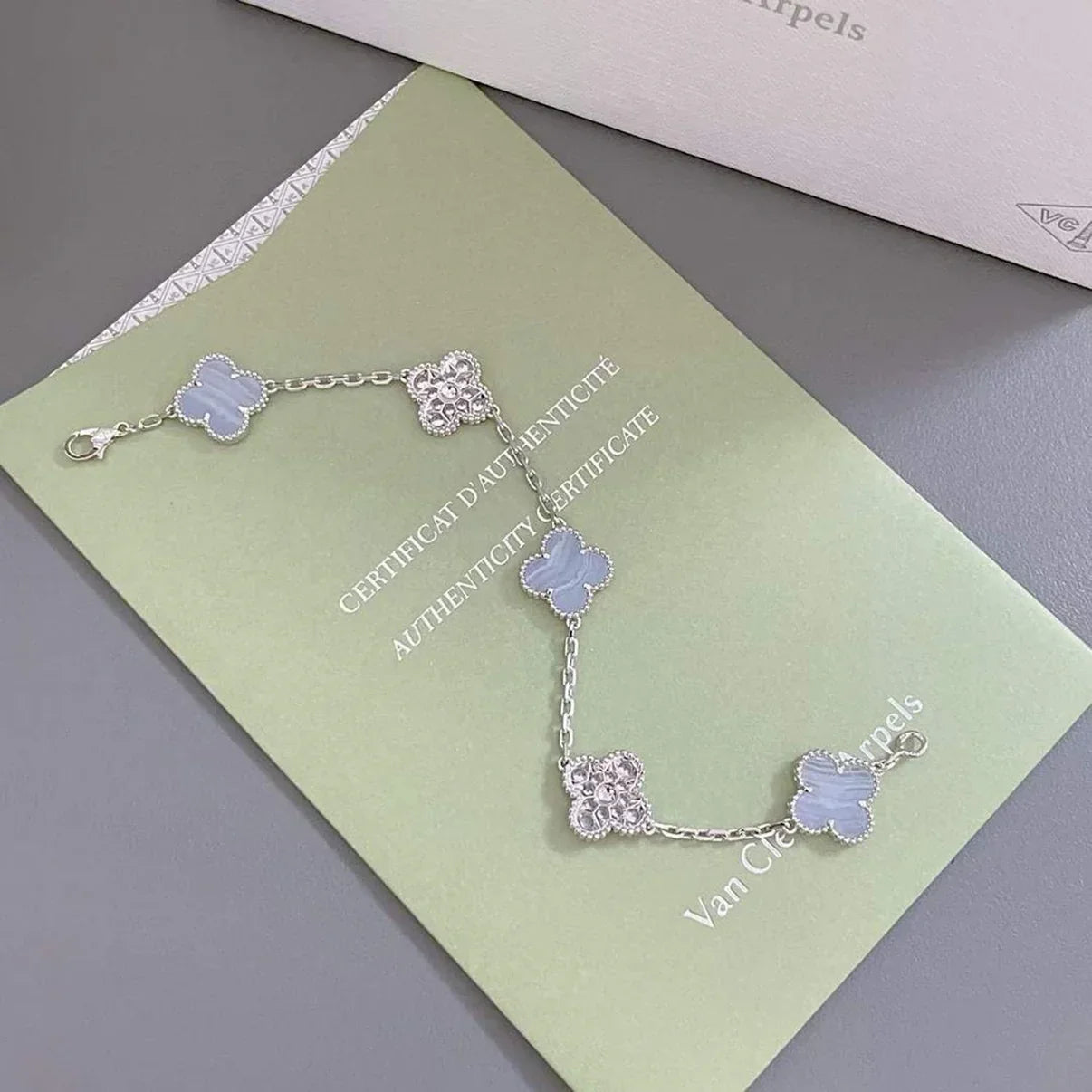 [Aetheris] LUCKY CLOVER 5-MOTIV-ARMREIF - PURPUR CHALCEDON KOLLEKTION