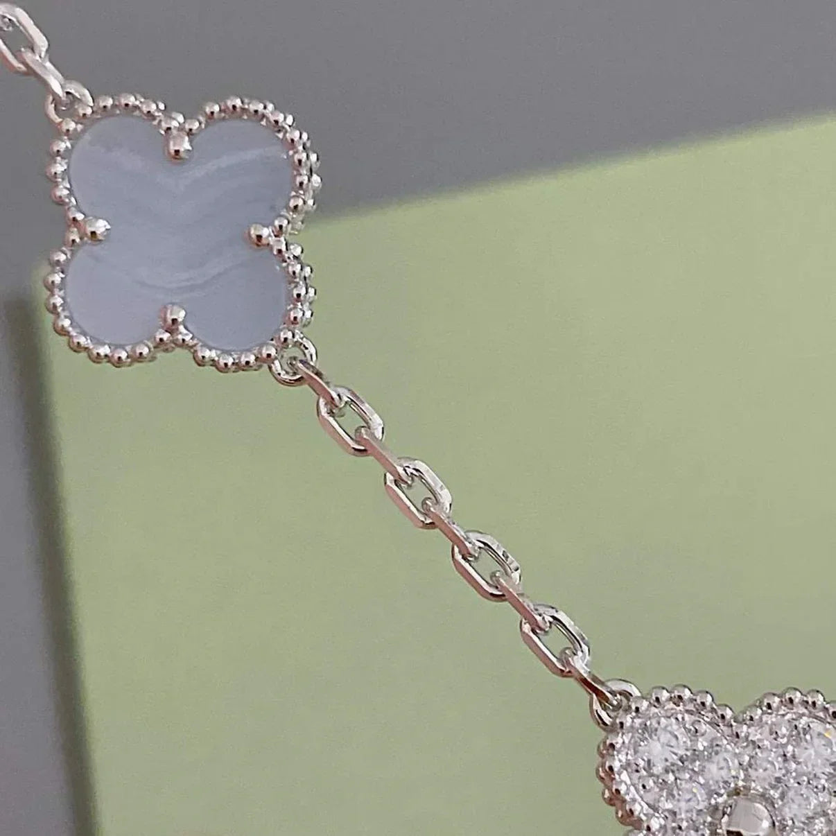 [Aetheris] LUCKY CLOVER 5-MOTIV-ARMREIF - PURPUR CHALCEDON KOLLEKTION
