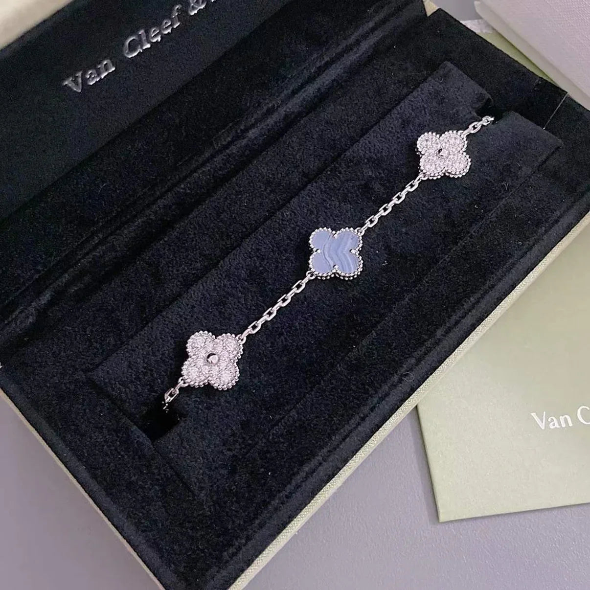 [Aetheris] LUCKY CLOVER 5-MOTIV-ARMREIF - PURPUR CHALCEDON KOLLEKTION