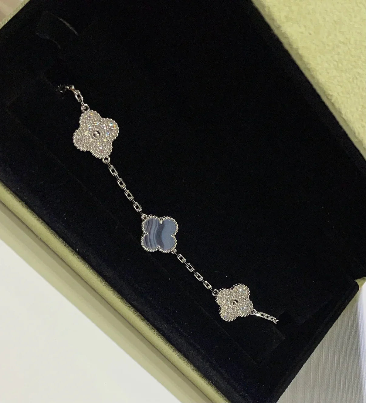 [Aetheris] LUCKY CLOVER 5-MOTIV-ARMREIF - PURPUR CHALCEDON KOLLEKTION