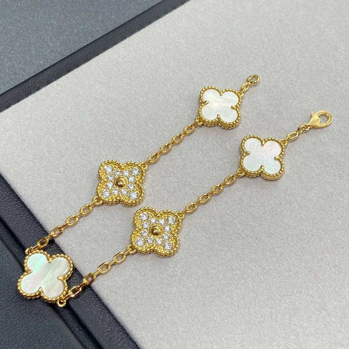 [Aetheris]LUCKY CLOVER 5-MOTIF BRACELET - WHITE MOTHER-OF-PEARL COLLECTION