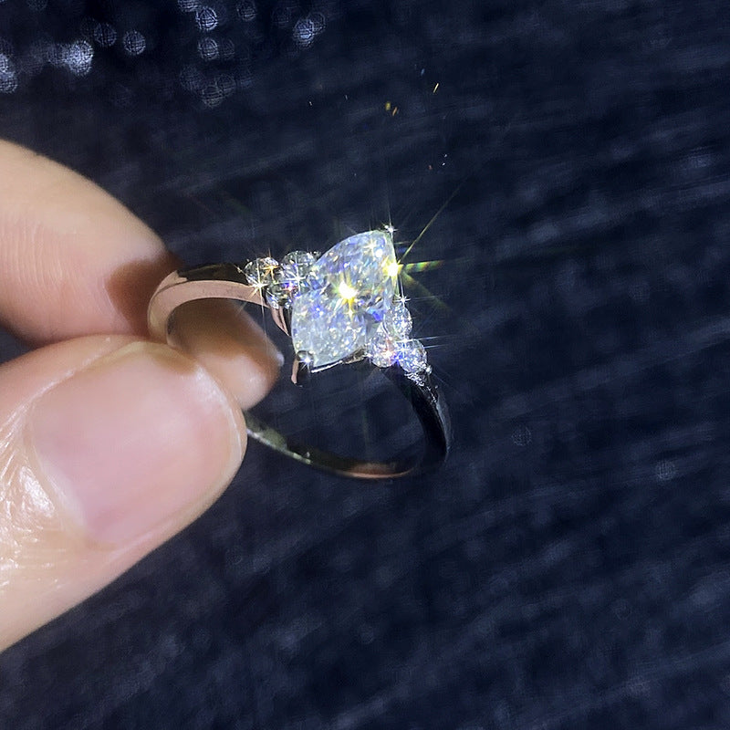 [Aetheris]ELEGANTER MOISSANITRING IM MARQUISESCHLIFF MIT SEITLICHEM AKZENT