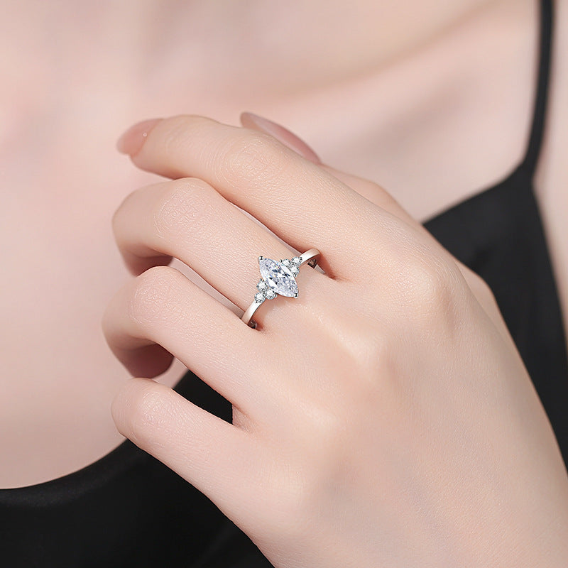[Aetheris]ELEGANTER MOISSANITRING IM MARQUISESCHLIFF MIT SEITLICHEM AKZENT