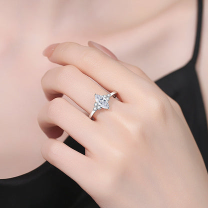[Aetheris]ELEGANTER MOISSANITRING IM MARQUISESCHLIFF MIT SEITLICHEM AKZENT
