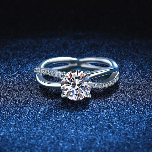 [Aetheris]ELEGANT 4-PRONG CROSSOVER MOISSANITE ENGAGEMENT RING