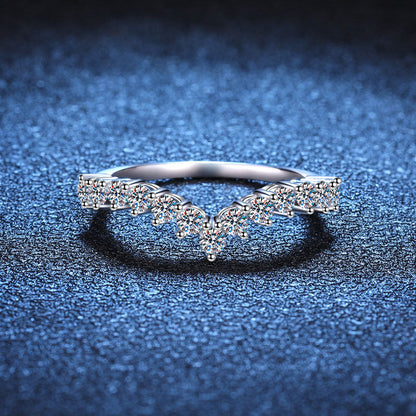 [Aetheris]ELEGANTER V-FÖRMIGER CHEVRON-MOISSANIT-RING