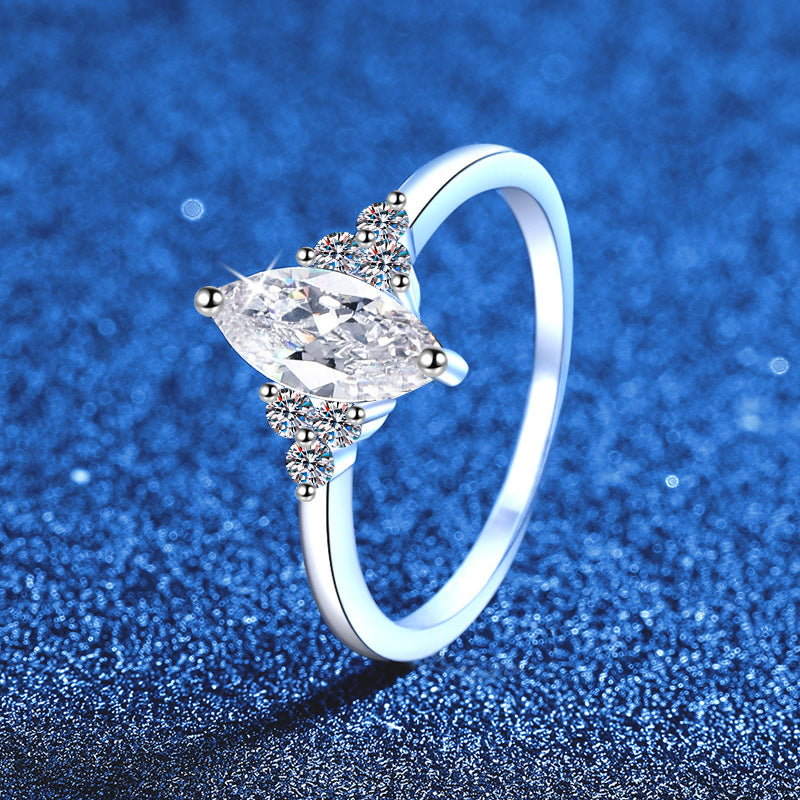 [Aetheris]ELEGANTER MOISSANITRING IM MARQUISESCHLIFF MIT SEITLICHEM AKZENT