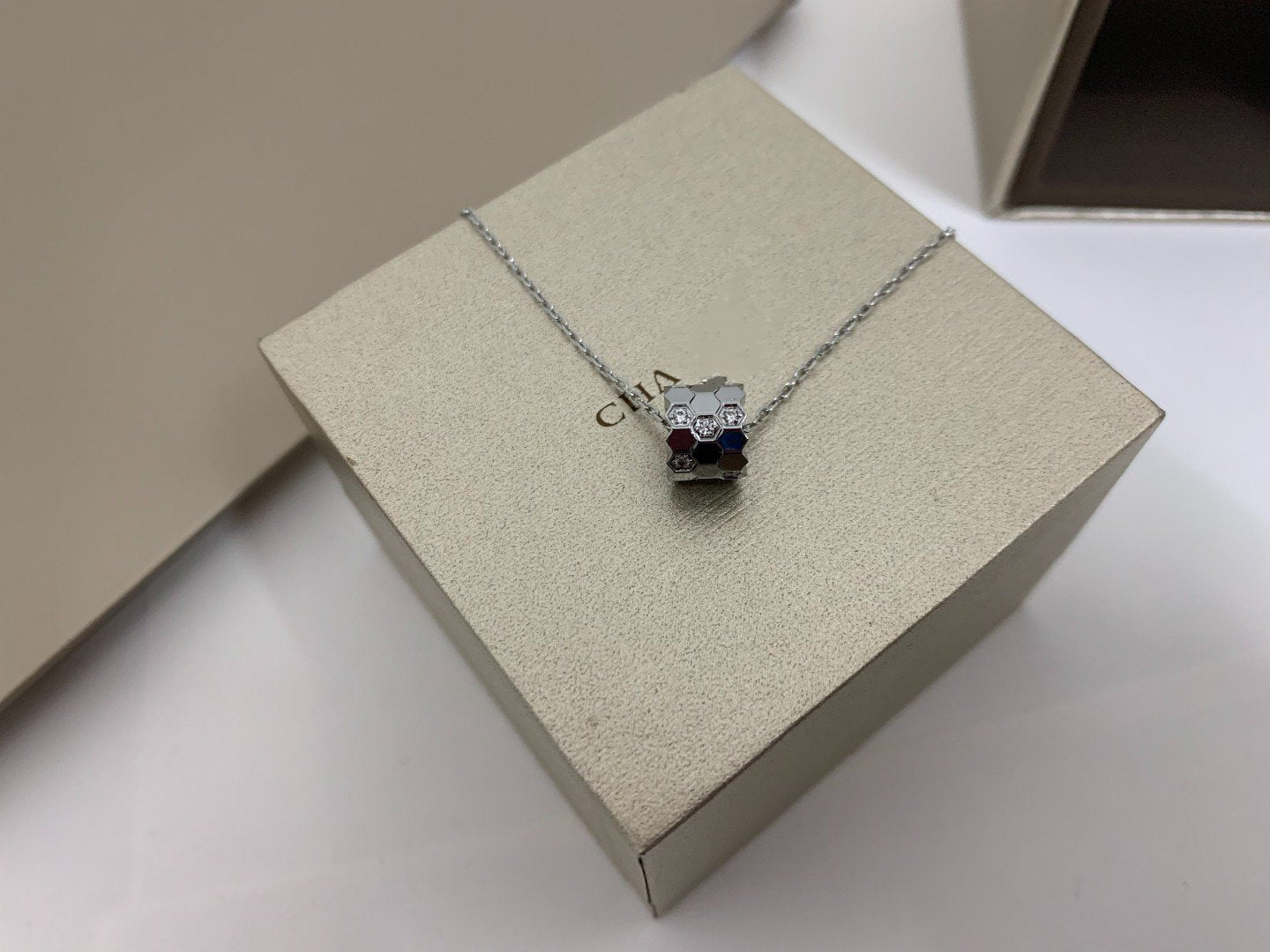 [Aetheris]BEE LOVE DIAMOND NECKLACE