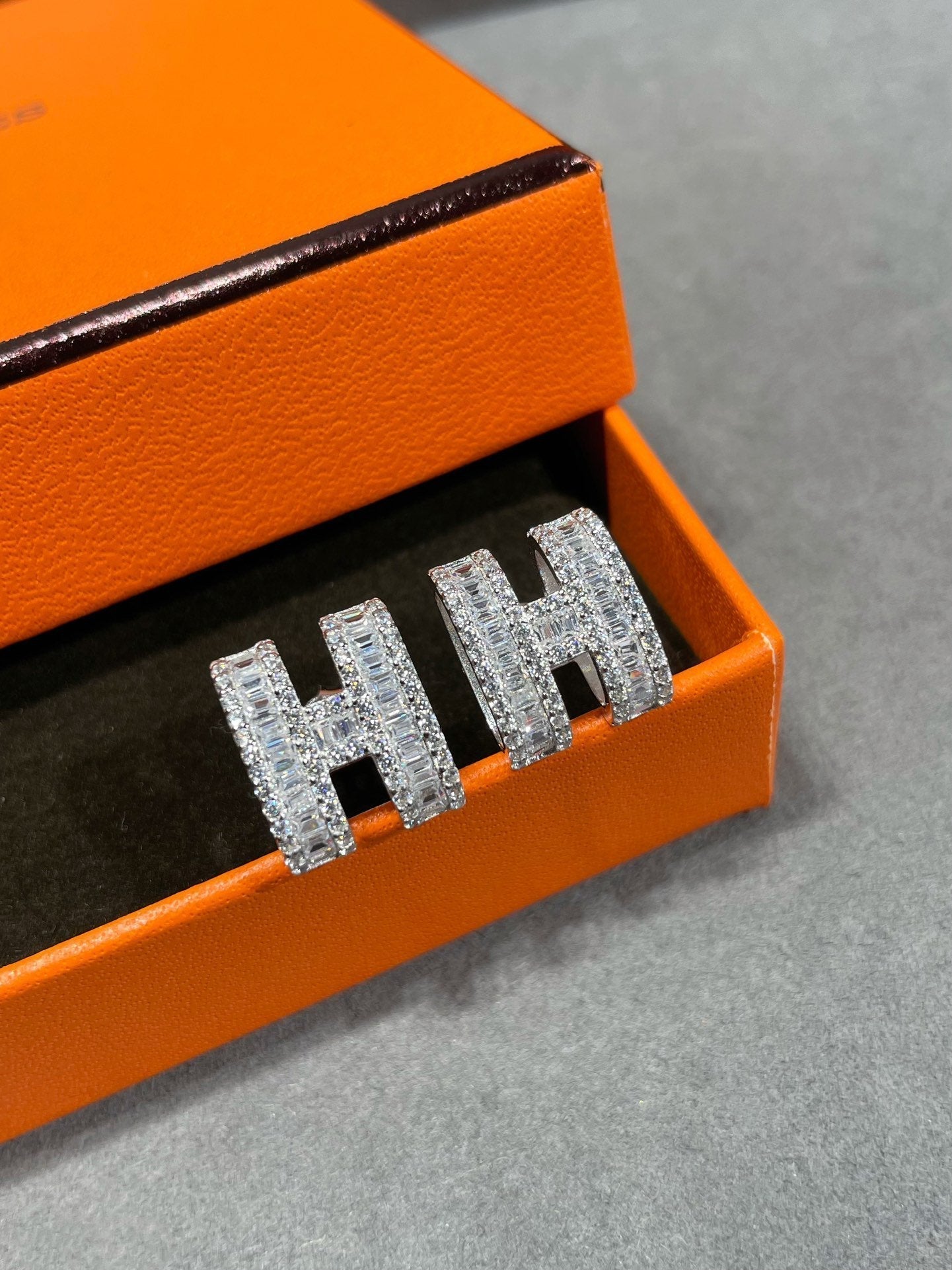 [Aetheris]H STUD EARRINGS WITH SILVER DIAMONDS