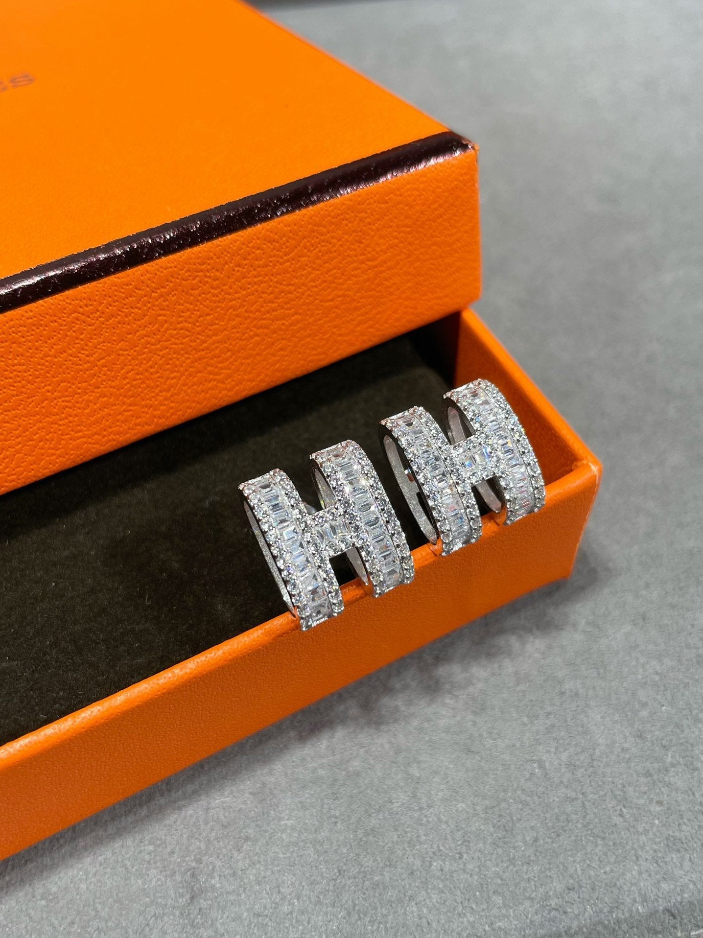 [Aetheris]H STUD EARRINGS WITH SILVER DIAMONDS