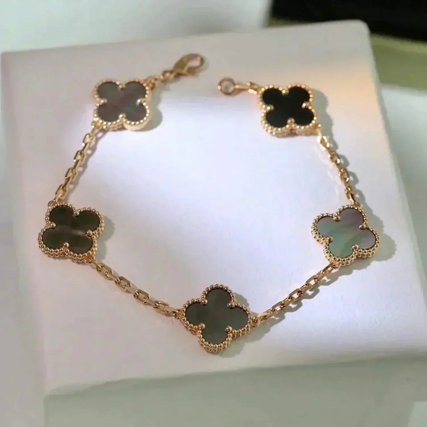 [Aetheris]LUCKY CLOVER 5-MOTIV-ARMBAND – KOLLEKTION GRAUES PERLMUTT