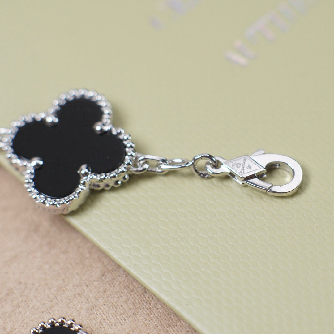 [Aetheris]LUCKY CLOVER 5-MOTIV-ARMBAND – BLACK ONYX KOLLEKTION