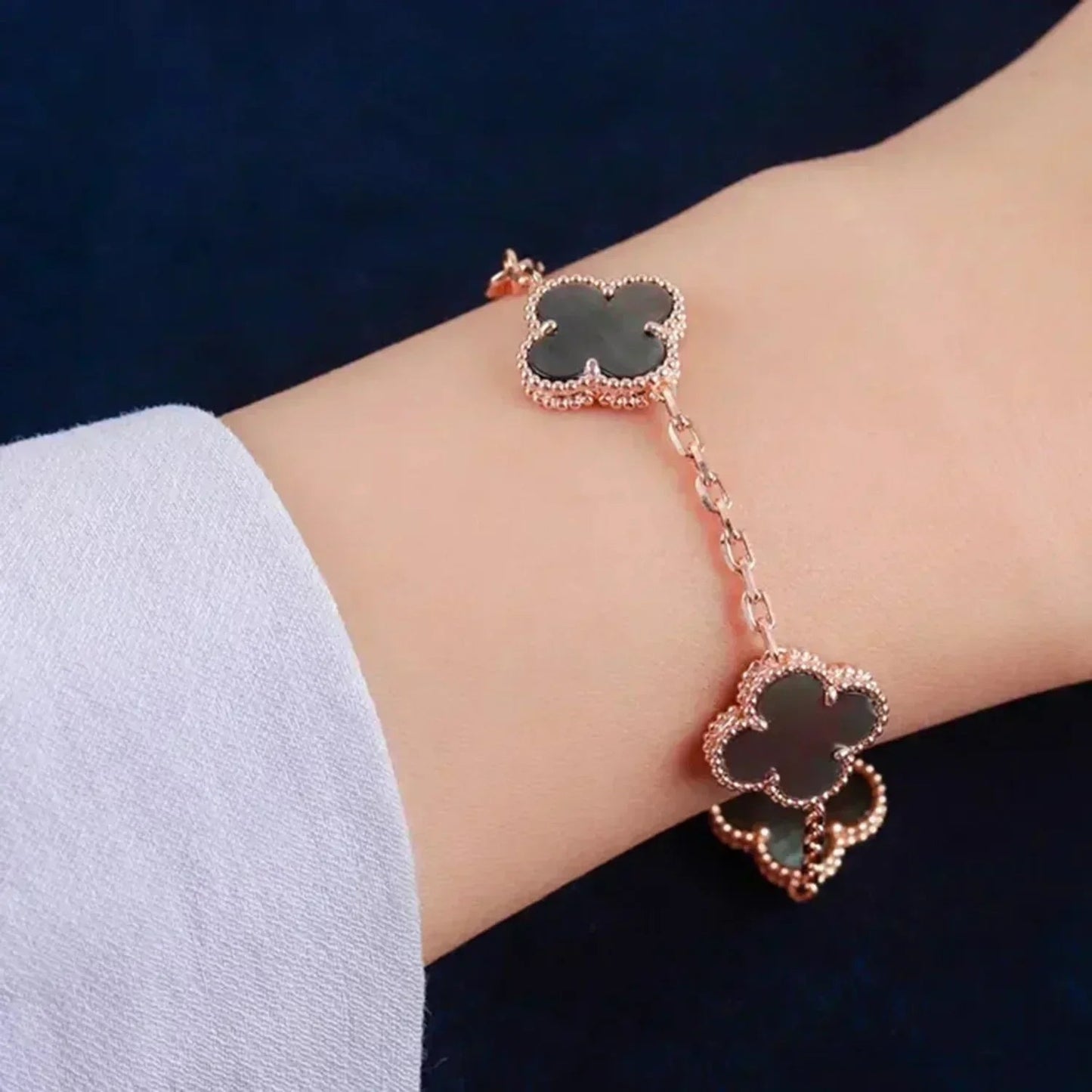 [Aetheris]LUCKY CLOVER 5-MOTIV-ARMBAND – KOLLEKTION GRAUES PERLMUTT