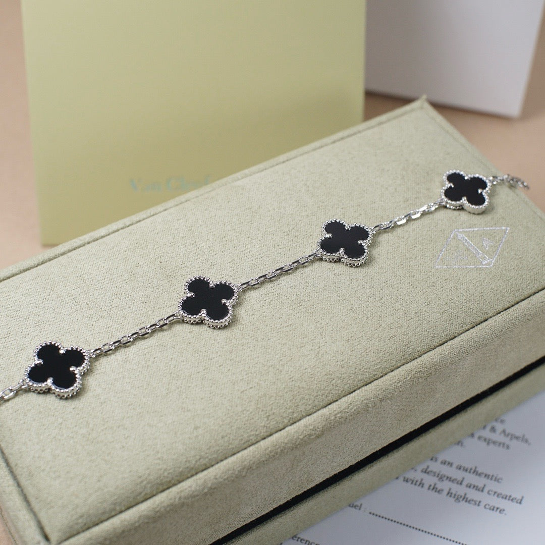 [Aetheris]LUCKY CLOVER 5-MOTIV-ARMBAND – BLACK ONYX KOLLEKTION