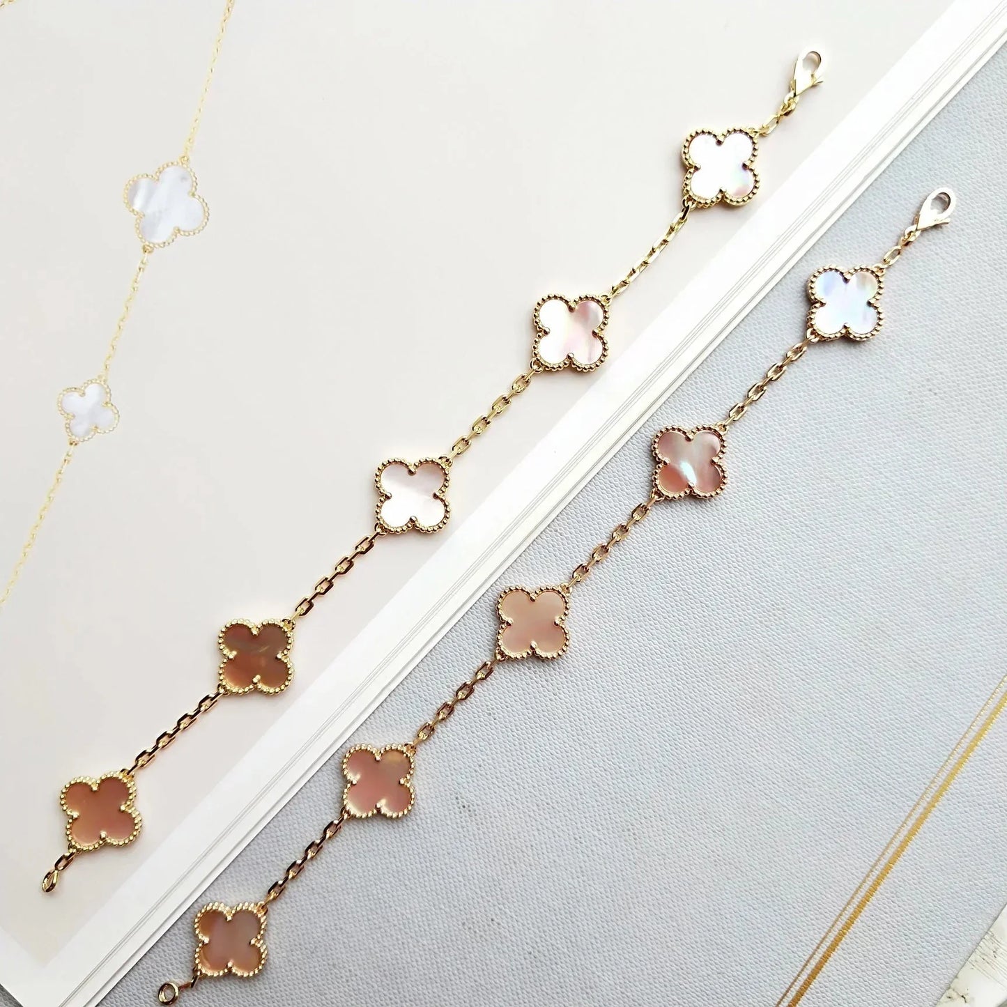 [Aetheris]LUCKY CLOVER 5-MOTIF BRACELET – KOLLEKTION ROSAFARBENES PERLMUTT
