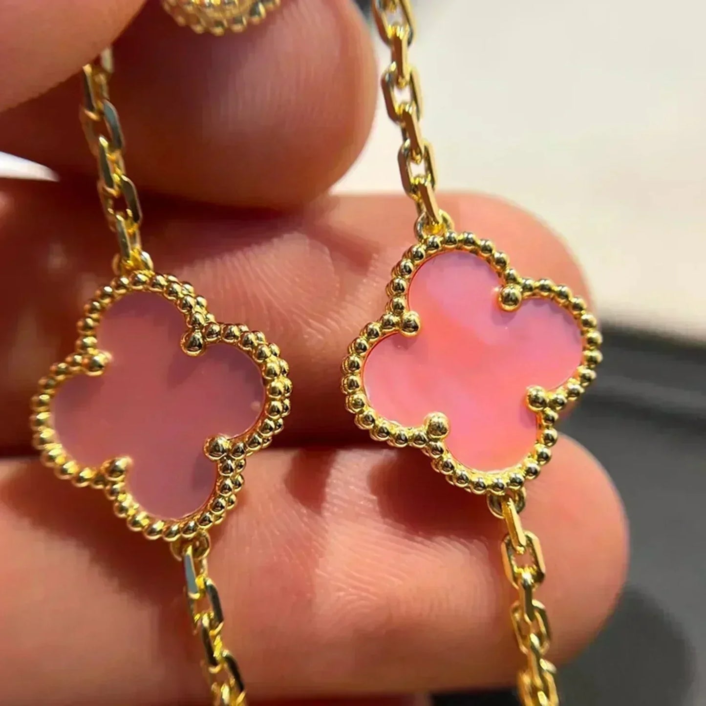 [Aetheris]LUCKY CLOVER 5-MOTIF BRACELET – KOLLEKTION ROSAFARBENES PERLMUTT