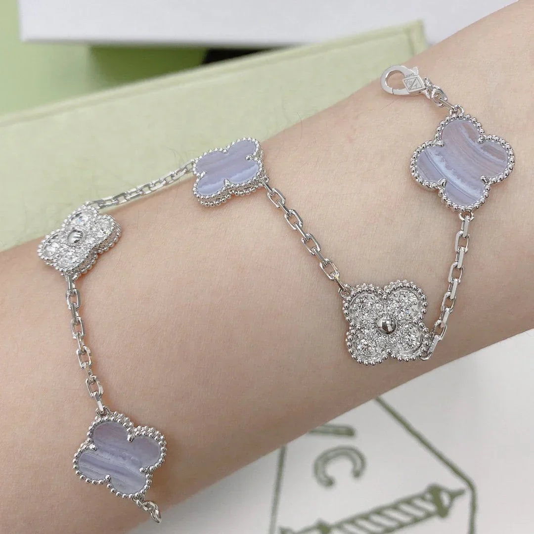 [Aetheris] LUCKY CLOVER 5-MOTIV-ARMREIF - PURPUR CHALCEDON KOLLEKTION