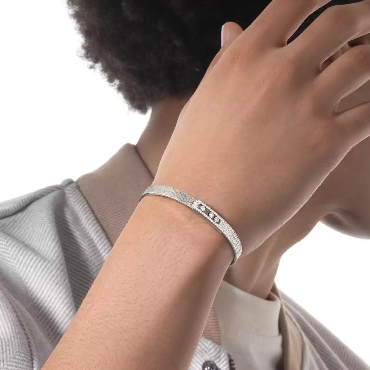 ```json
{
  "productName": "[Aetheris]MOVE NOA CISELÉ HALF-PAVÉ DIAMOND BANGLE BRACELET"
}
```