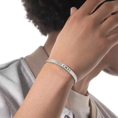 ```json
{
  "productName": "[Aetheris]MOVE NOA CISELÉ HALF-PAVÉ DIAMOND BANGLE BRACELET"
}
```