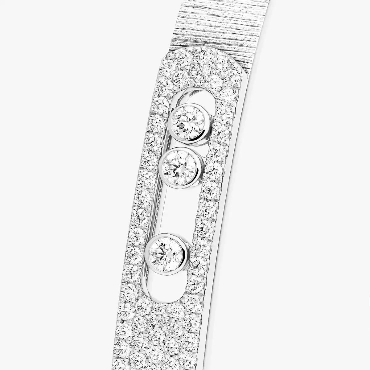 ```json
{
  "productName": "[Aetheris]MOVE NOA CISELÉ HALF-PAVÉ DIAMOND BANGLE BRACELET"
}
```