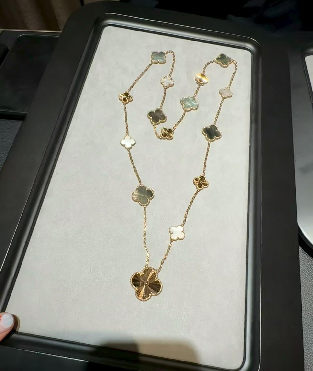 [Aetheris]DETACHABLE 15-MOTIF CLOVER STATEMENT SET - GREY MOTHER-OF-PEARL & LASER