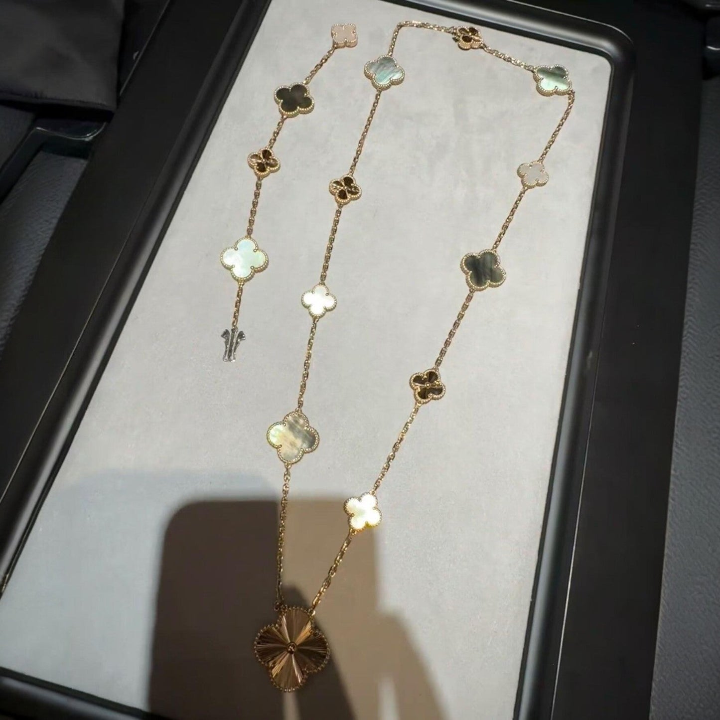 [Aetheris]DETACHABLE 15-MOTIF CLOVER STATEMENT SET - GREY MOTHER-OF-PEARL & LASER
