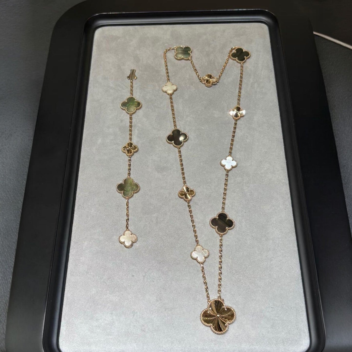 [Aetheris]DETACHABLE 15-MOTIF CLOVER STATEMENT SET - GREY MOTHER-OF-PEARL & LASER
