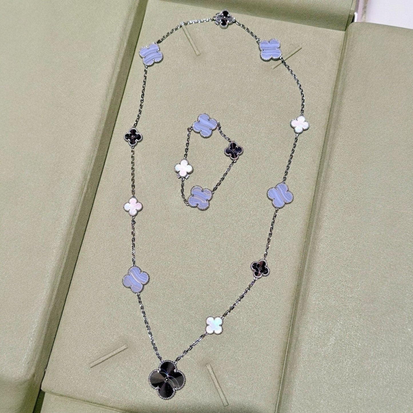 [Aetheris]DETACHABLE 15-MOTIF CLOVER STATEMENT SET - PURPLE CHALCEDONY & LASER