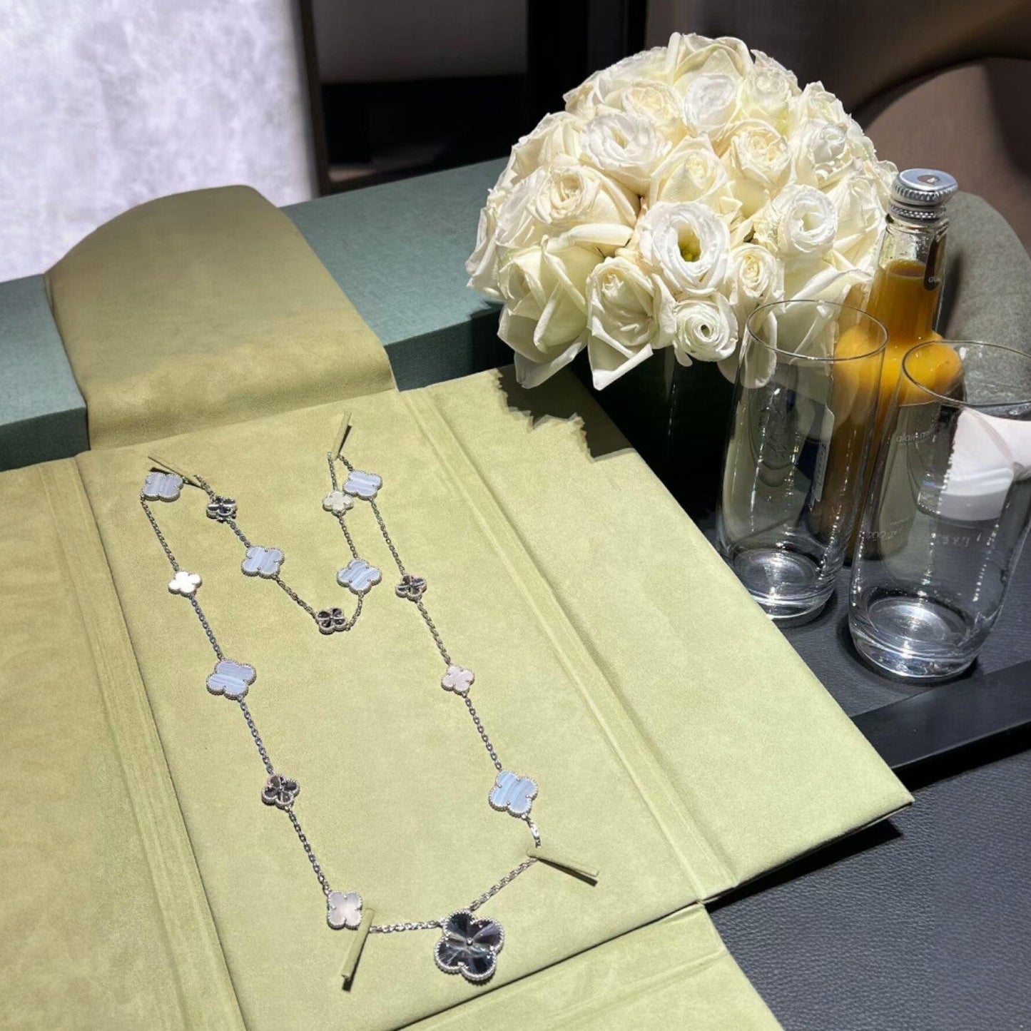 [Aetheris]DETACHABLE 15-MOTIF CLOVER STATEMENT SET - PURPLE CHALCEDONY & LASER